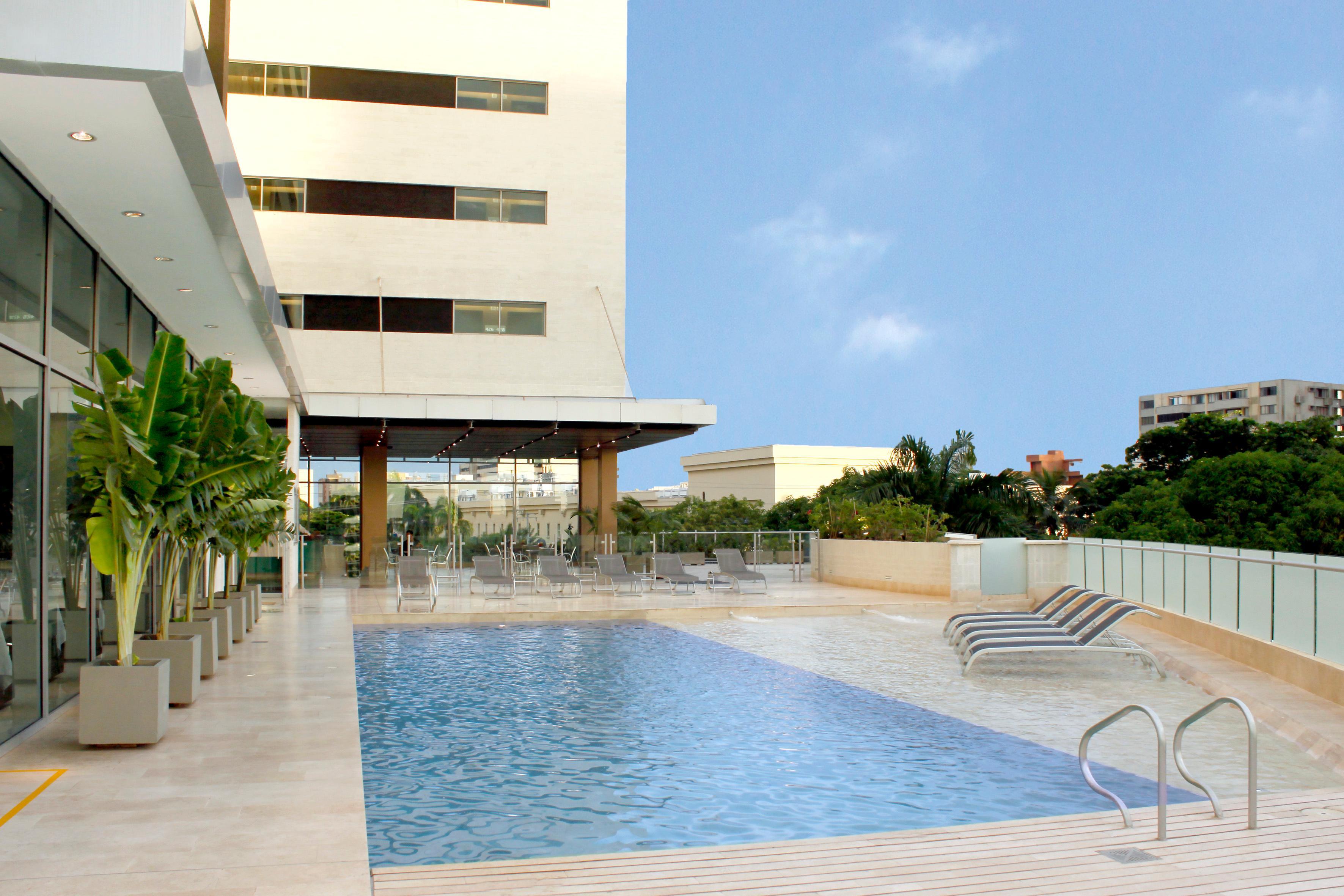 Estelar Alto Prado Барранкилья Экстерьер фото The pool at the rooftop