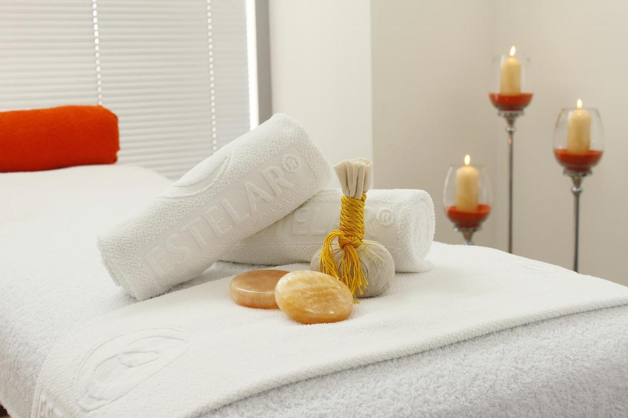Estelar Alto Prado Барранкилья Экстерьер фото A massage table with towels and massage stones
