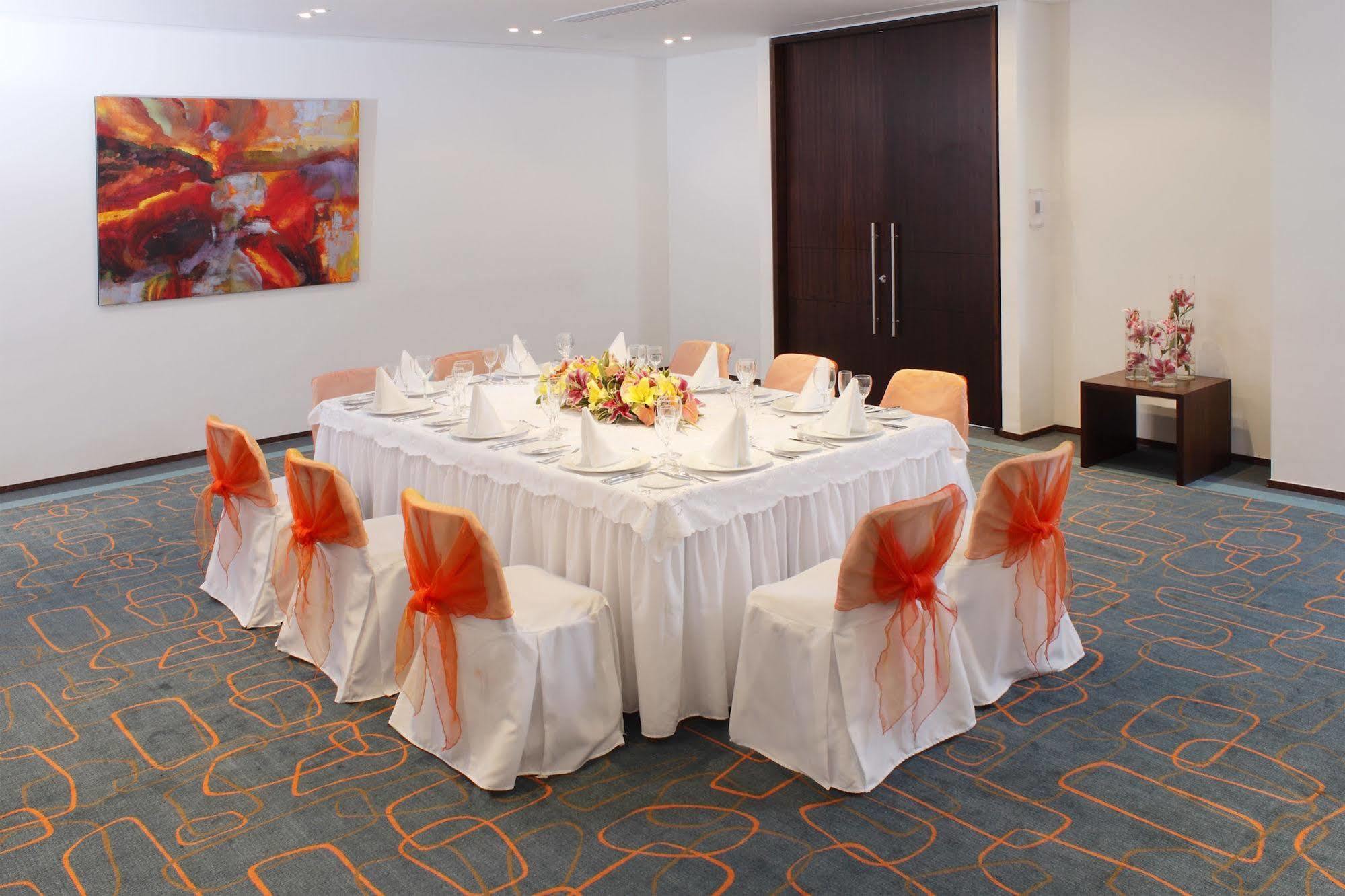 Estelar Alto Prado Барранкилья Экстерьер фото A table set for a formal dinner